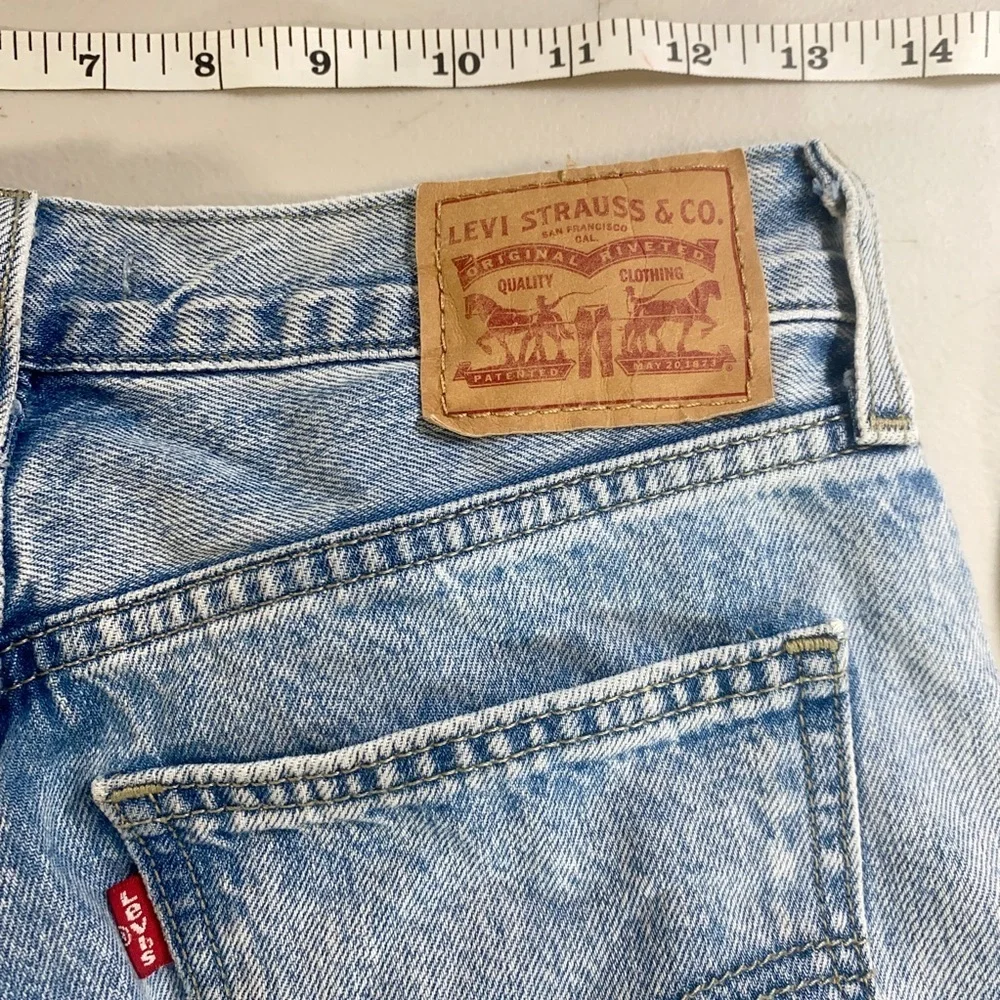 Levi’s Distressed Straight Leg Jeans Women’s Size 26‎ Medium Wash Flap Pocket